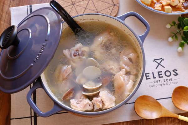 湯頭看起來有點白白的顏色、雞肉軟嫩不過爛，就是有做成功囉！