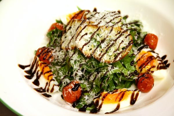 水煮蛋切成6半，與小番茄裝飾在波菜沙拉旁邊，再淋上巴沙米可醋即完成!!