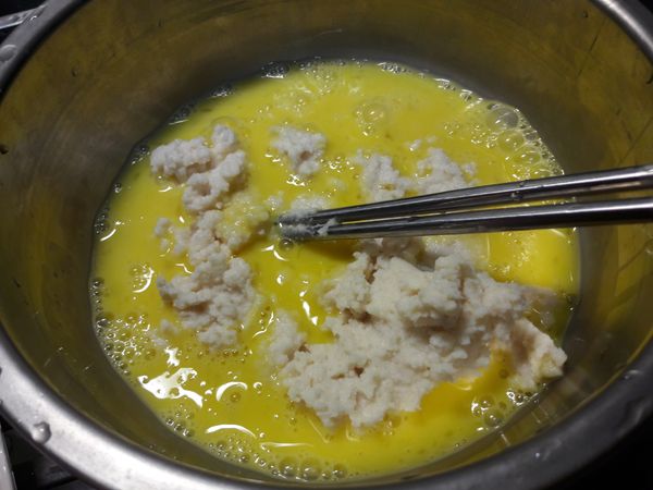 把豆渣放入蛋液拌勻