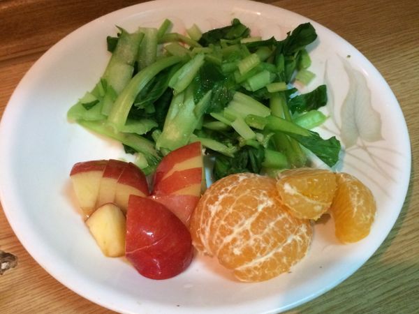 煮一鍋水，水滾後關掉，再將青菜丟入川燙10秒。