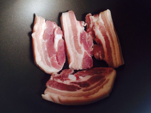 三層肉不放油
乾煎到表面金黃