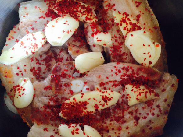 薑片辣椒粉蒜頭放入
也可使用一般辣椒