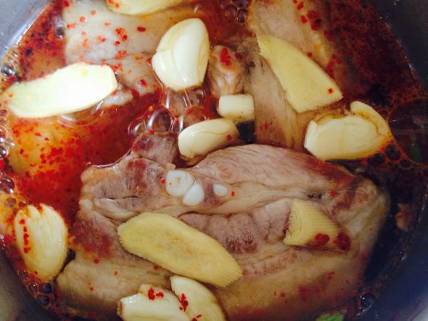 蘋果西打、淡醬油、米酒放入，蘋果西打一定要有氣泡喔！肉質會很嫩