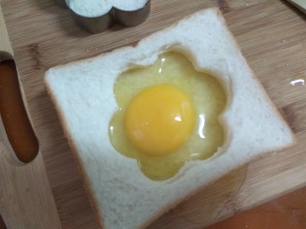 打一顆雞蛋倒入中間空間處。