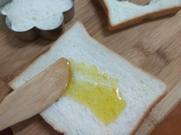 將未壓模的那一片土司抹上橄欖油這個動作可以防止蛋白滲入土司內，不易烤熟蛋白。