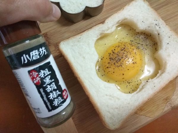 灑上少許的鹽巴和黑胡椒粒以及義式香草粉。送進烤箱烘烤8~10分鐘即可完成。