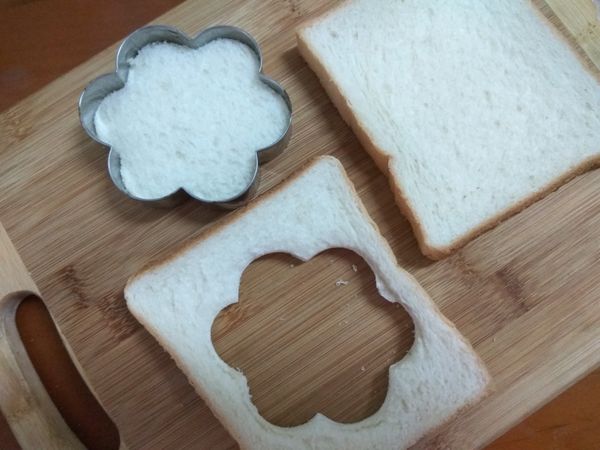 將土司一片以餅乾壓模壓出圖案。
