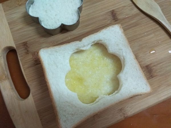 將二片土司重疊擺放。