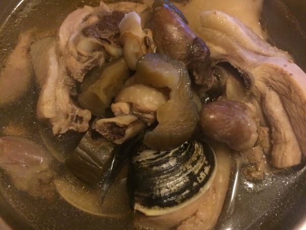 土雞腿/雞心 去血水洗乾淨後，在煮1鍋熱水把土雞腿/雞心/大茂黑瓜（汁）加入，煮到讓雞腿微軟後，起鍋後再下蛤蜊提味 在加少許鹽