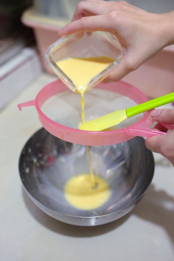 過濾2-3次，慢慢倒入容器裡(才不易有氣泡)。