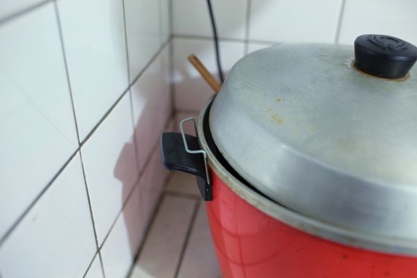 電鍋外鍋加1/2-1/3杯水，蓋上鍋蓋按下電源開始蒸煮、待電鍋跳起來放涼至不燙手就可以讓寶寶享用了。