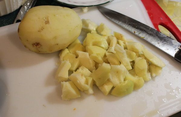 馬鈴薯去皮後，不是直接用刀將馬鈴薯切塊，而是用刀將馬鈴薯「剝」成不規則的塊狀，這樣油炒時，橄欖油很容易由斷面滲入馬鈴薯塊，可以做出多汁飽滿的蛋餅。