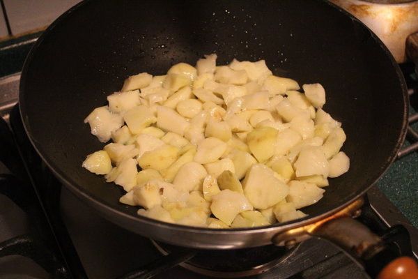 平底鍋放入4大匙橄欖油，中火加熱後，將馬鈴薯放入拌炒。馬鈴薯表面較熟後，再轉小火慢炒。中間偶而蓋上蓋子讓馬鈴薯快一點變熟。