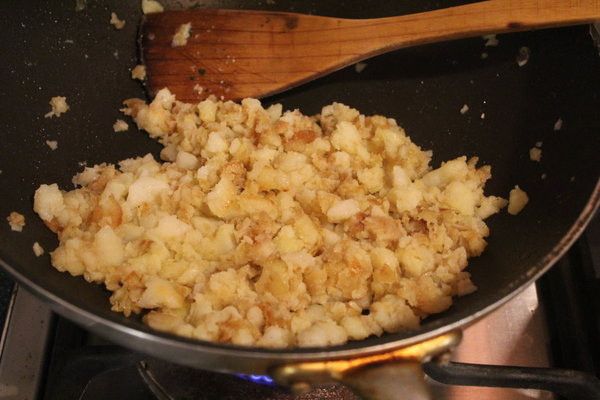 炒約10-15分鐘，馬鈴薯開始變軟，加上鹽，一面拌炒，一面用木鏟將馬鈴薯壓碎。確定馬鈴薯熟了，一半以上的馬鈴薯都已經碎了就可以。