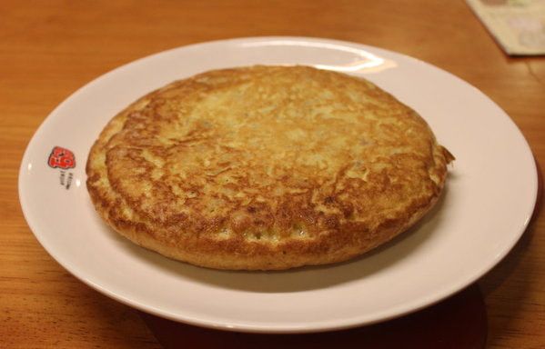 再煎1-2分鐘左右，至蛋餅周圍出現金黃色，煎好了，就可離鍋盛盤。