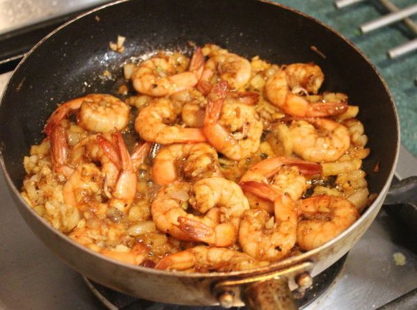 取平底鍋放入橄欖油加熱後，將蝦料全部倒入，將蝦煎熟。
