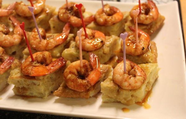 將蛋餅切塊，叉上蝦子，淋上醬汁，就可上桌。
蛋餅切面，還會有些半熟濃稠的蛋液，這種程度最為好吃。