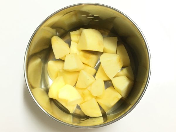 蘋果削皮、去籽、切塊。