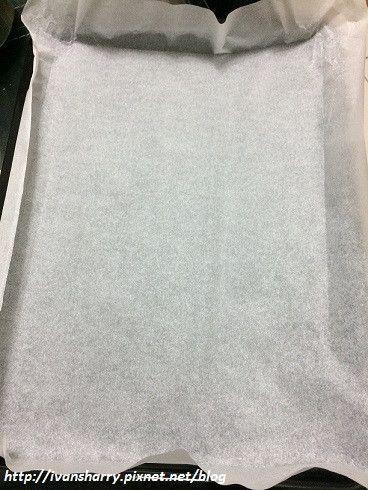 烤盤鋪上烤盤紙備用