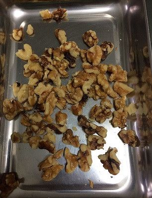 烤箱預熱150度，將核桃放入烤箱中烘烤10分鐘，出爐後切碎備用