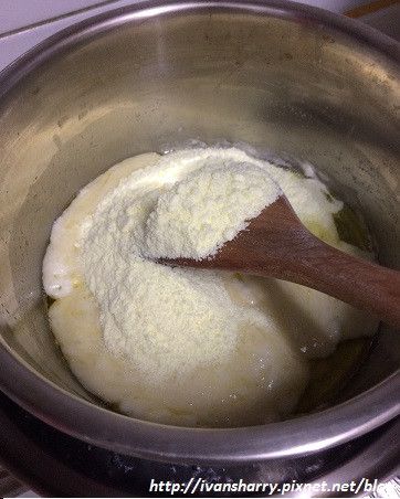 倒入奶粉混合均勻