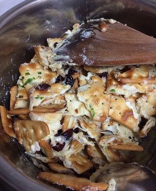 倒入餅乾，用湯匙或刮刀將餅乾與融化的棉花糖混合，每一片餅乾大約都有沾到棉花糖即可