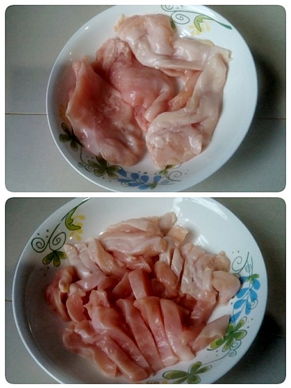 鸡胸肉洗干净后切片放盐。