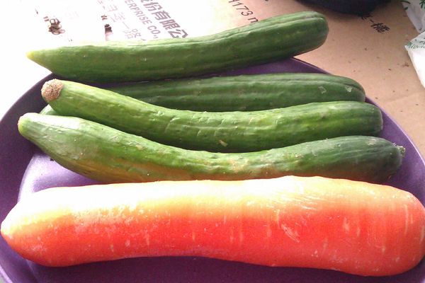 先將紅蘿蔔洗淨去皮，小黃瓜洗淨去頭尾，再用波浪刀隨意切自己喜好的形狀