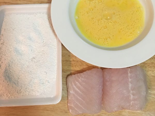 白魚肉切成適當大小，全蛋打散，木薯粉放於平盤中。