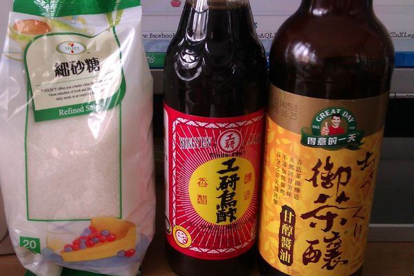 準備烏醋、醬油、白砂糖三種醬料，以１比１比１的量到入鍋中滾煮