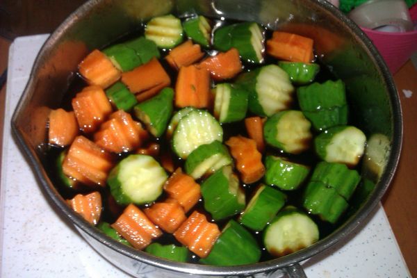 三種醬料滾煮沸騰約５分鐘，在將所有食材放入鍋中在滾煮約6分鐘即關火待涼冷卻（切記滾煮中勿攪動）