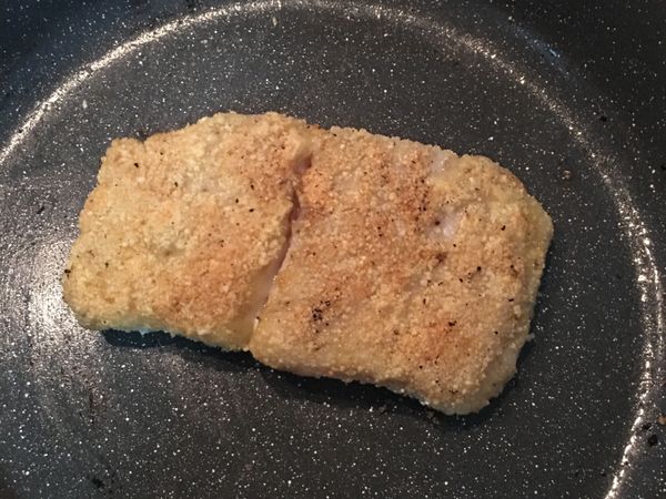 魚煎熟且表面金黃即可。兩邊側面也要煎到喔～