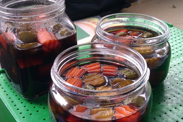 再將醃汁與醃瓜倒入空罐中，並蓋上蓋子放入冰箱冷藏一天，讓醬料更入味！