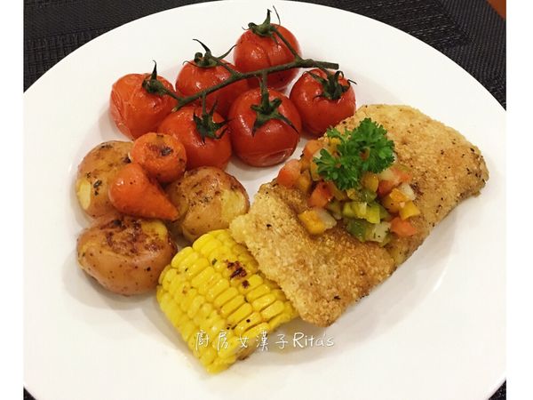 起鍋後在魚排上，放ㄧ匙自製蕃茄莎莎醬或簡單擠上半顆檸檬汁及少許鹽和胡椒粉亦可。
蕃茄莎莎醬Salsa Cruda 做法連結：
https://icook.tw/recipes/135824