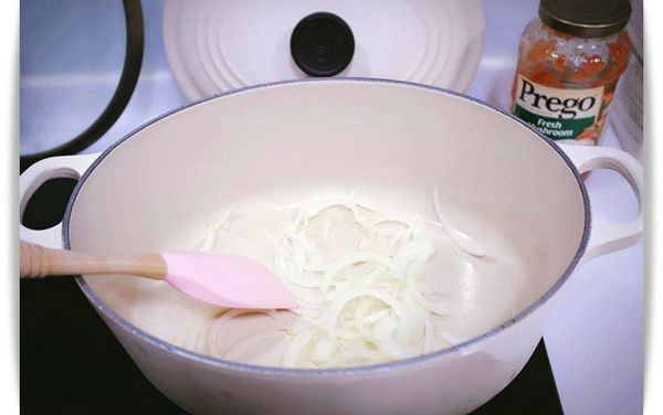 鑄鐵鍋中倒入橄欖油後加入洋蔥拌炒。