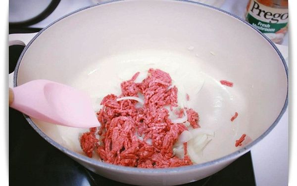 洋蔥香氣出來後加入絞肉一起炒。