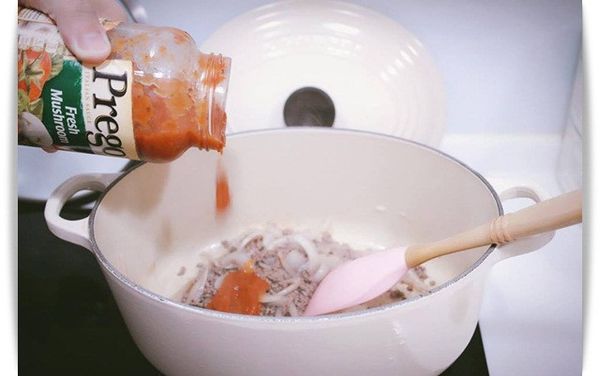 絞肉變色後倒入Prego蘑菇義大利麵醬與水稍微拌勻一下。