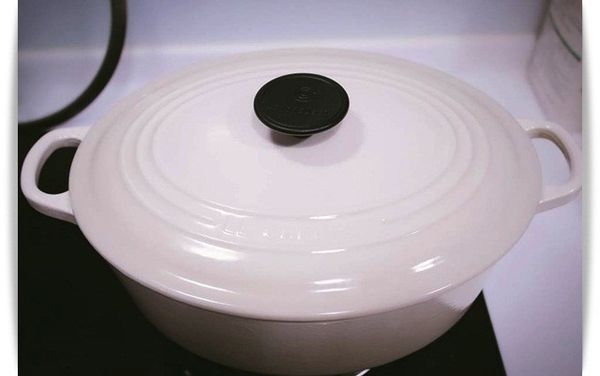 水滾了之後蓋上鍋蓋煮約8分鐘，過程中要開蓋攪拌一下麵條以免黏底。