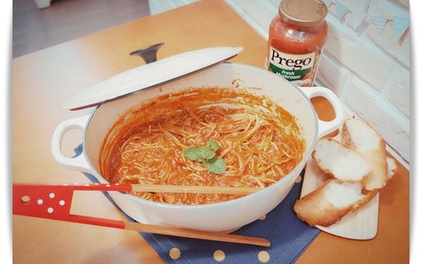 時間到後開蓋就完成這道簡單，懶人最愛「蘑菇肉醬義大利麵」蓋子一開的那一瞬間，番茄蘑菇香味撲鼻而來好想趕快開動 ♪