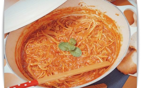 麵條全都吸附了Prego蘑菇醬，橘紅色的一鍋使嘴裡的唾液都分泌了起來。