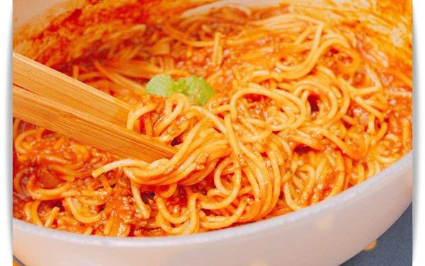 使用Prego義大利麵醬就不用另外準備其他醬汁材料就能輕鬆完成。醬汁帶著番茄酸甜味還有磨菇香味，吸入的每一口麵條都好有味道 ♪ 家裡只要準備Prego義大利麵醬簡單就能完成餐廳美味。