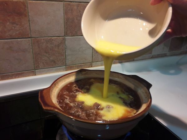 打好的雞蛋蛋液倒入...