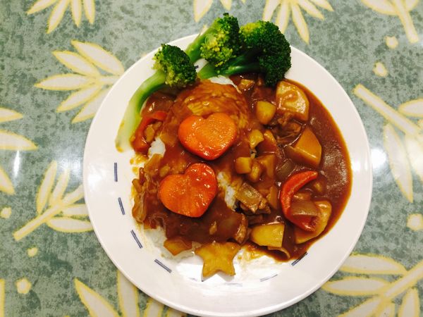 將剛剛燙食材的水倒過來，加入四塊咖哩塊，攪拌均勻，起鍋前加香油跟糖，最後配花椰菜擺盤就完成囉