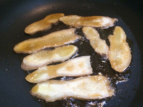 鍋裡放入2匙麻油，放入薑片，小火爆出香氣