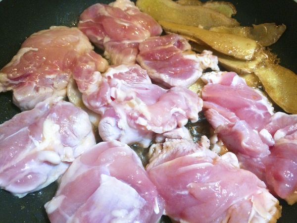 把無骨雞腿肉放入鍋中，皮面朝下，煎到表面金黃，並把多餘的煎出油脂