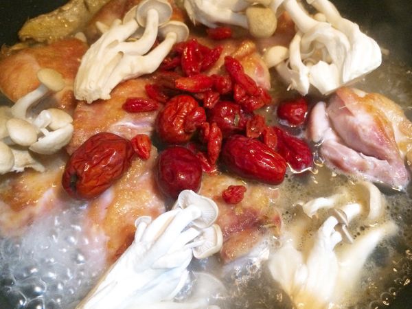 放入清水，酒，柳松菇，煮至滾，不需蓋蓋子