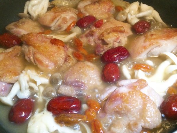 水滾後，就可以試味道看看，如果覺得沒有鹹味，可以加入少許的醬油調整風味，請不要加鹽，易產生苦味