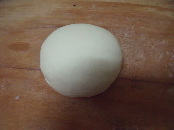 將麵粉,鹽,胡椒粉放入盆中,沖入滾水攪拌均勻後再倒入冷水,攪拌一下,拌勻,鬆弛20分鐘以上,再揉光滑,抺上油。