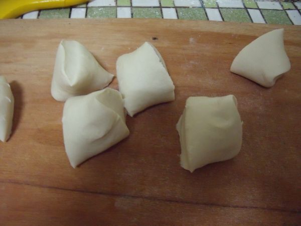 麵糰切每個100g的小麵糰,再鬆弛10分鐘。