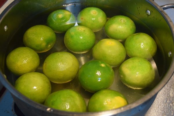 將搓好洞的柳橙泡入水中一個小時